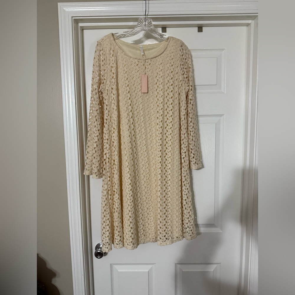 NWT PINKBLUSH CREAM LACE OVERLAY FULLY LINED DRESS. HAS BELL SLEEVES. SZ. M